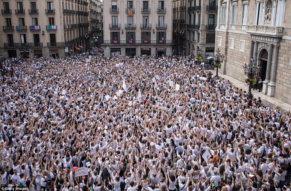 Люди выступают за единство страны и разговор — Митинги в Испании