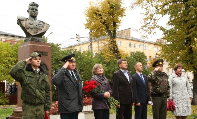 Калужане почтили память дважды Героя СССР Александра Карпова