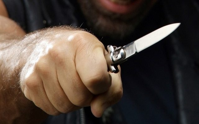 Мужчина под угрозой ножа отобрал мобильник у своей знакомой