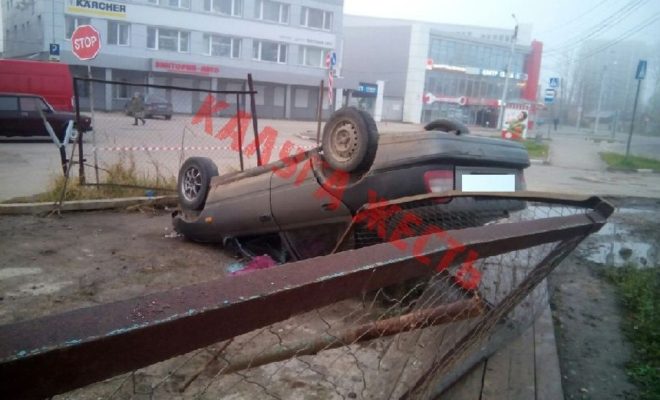 Авто перевернулось напротив нового рынка в Калуге