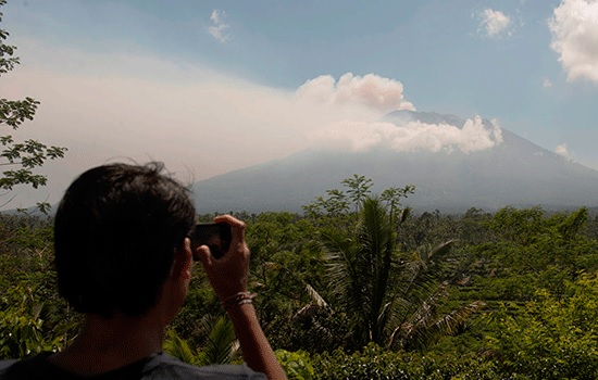 Угроза вулкана вредит туризму Бали