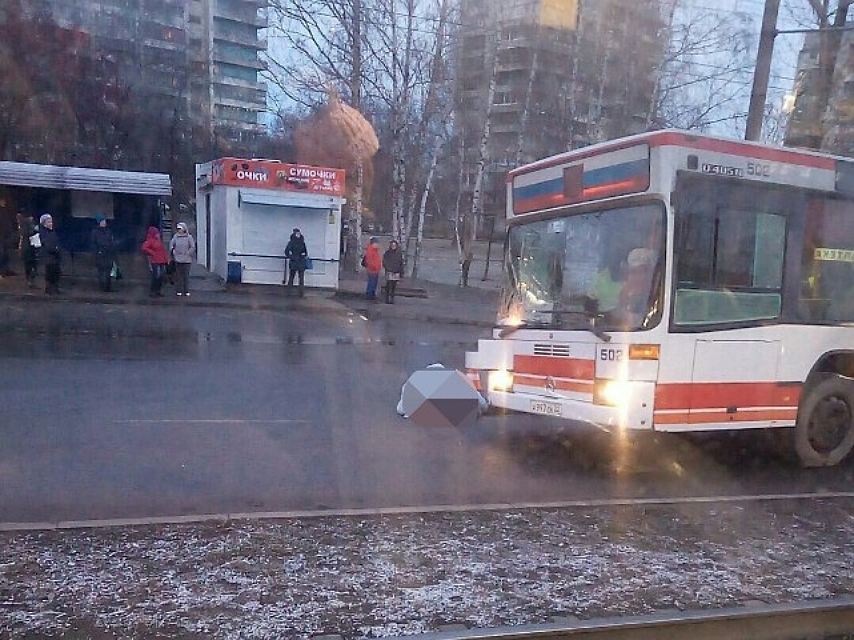 В Барнауле пассажирский автобус насмерть сбил пешехода на «зебре»