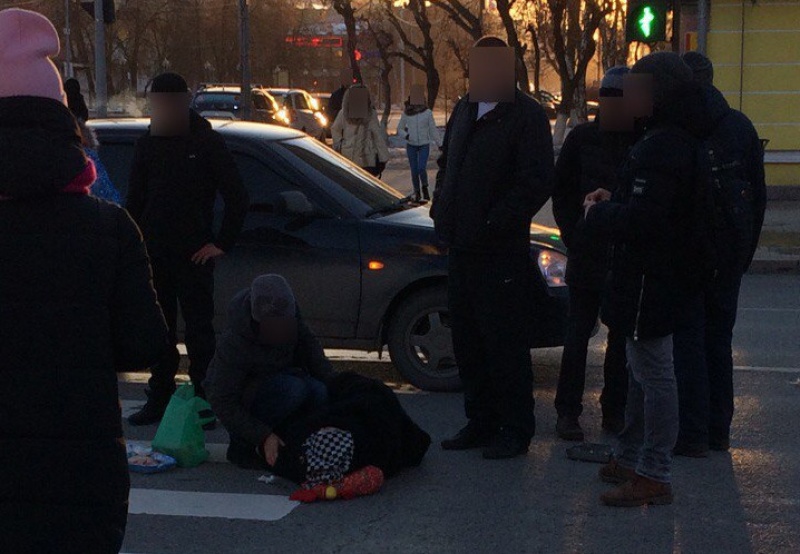 Добегалась: в Тюмени пенсионерка угодила под колеса, переходя дорогу на красный