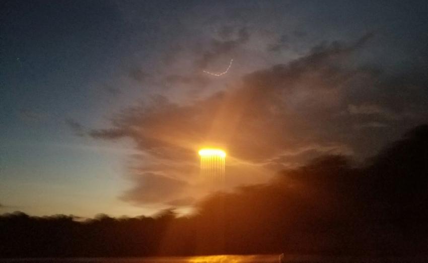 Светящийся НЛО с длинными лучами пролетел в США над рекой Миссури