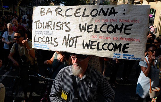 Испанский туризм подвержен риску из-за политического и социального хаоса