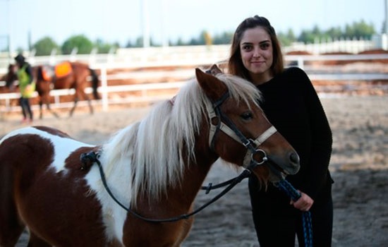Лошади из юго-восточной Турции помогают детям с ограниченными возможностями