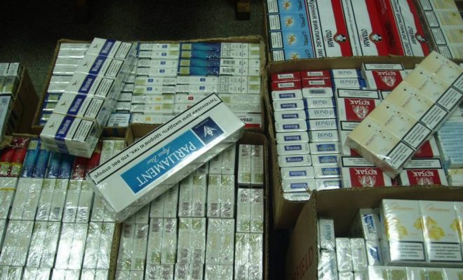 Двое калужан украли со склада тысячу пачек сигарет