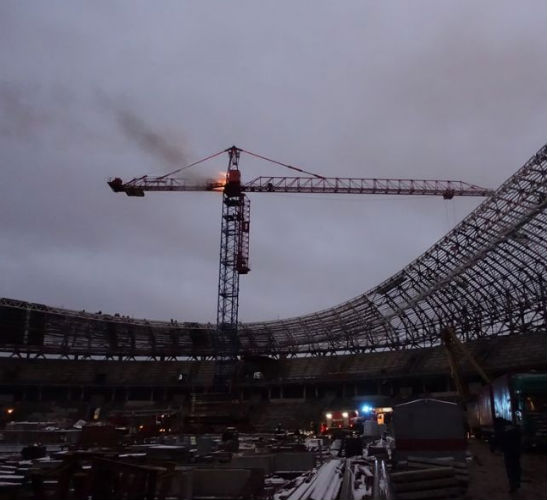 Кабина башенного крана загорелась на стройплощадке стадиона «Динамо»