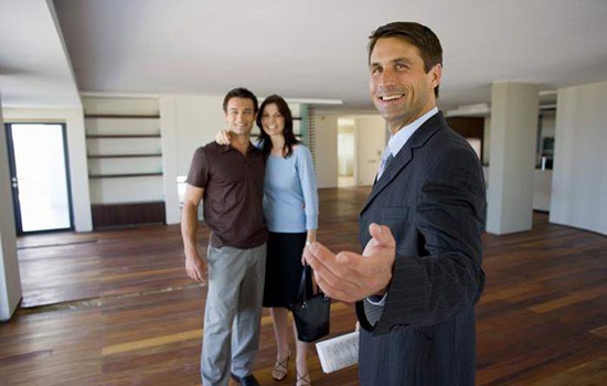 Агент по недвижимости или человек, который поможет найти вам подходящий дом