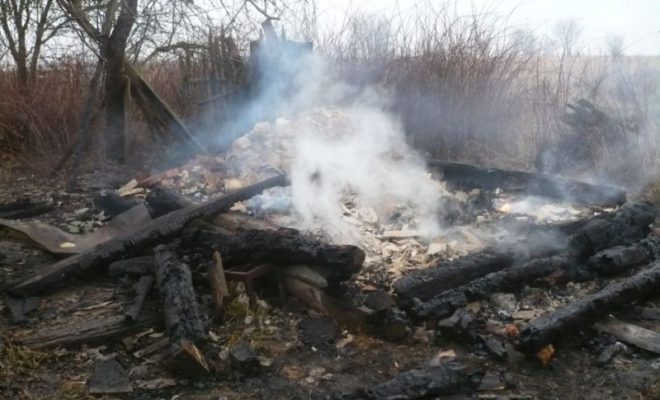 На пепелище сгоревшей бани обнаружено тело мужчины