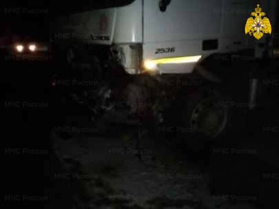 В Дзержинском районе ночью столкнулись грузовик и легковушка