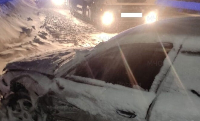 В Калужской области грузовик насмерть сбил водителя, менявшего колесо