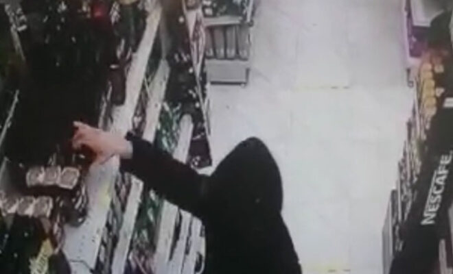 В Кирове кража кофе из магазина попала на камеры видеонаблюдения
