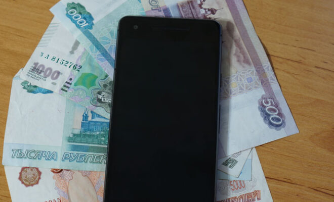 Калужанину грозит 6 лет за кражу телефона и денег с карты